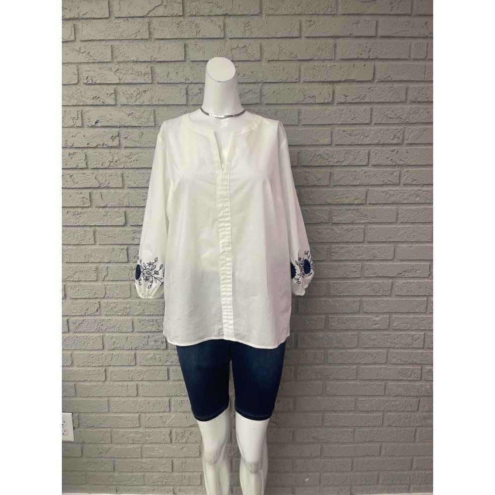 Liz ClaiborneβWhite with Blue Floral Embroidered Detail Shirt SizeβM